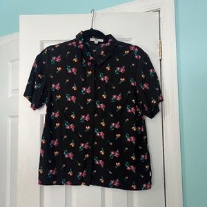 Black/ floral Vans short sleeve cropped button up; size M